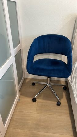 Super cute desk chair