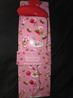 Strawberry 🍓 Shortcake brush and clip set