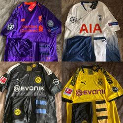 Sell any kind soccer team uniforms adult and kids /Se vende uniformes de los equipos de fútbol
