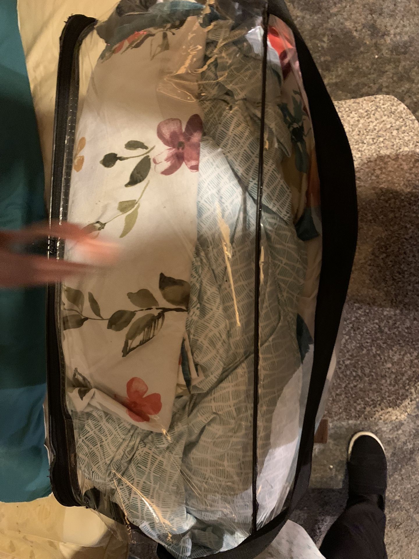 King Size Spread   / Sheets /pillow Cases    Shams     Good Condition 
