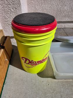 Bucket with seat 27 Diamond 12ysc softballs