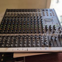 🎚️ Mackie Professional Mixer – Multi-Channel Audio Console 🎧