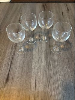 Set of 4 wine glasses
