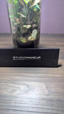 Studio Makeup Ease-To-Wear Eyeshadow Palette