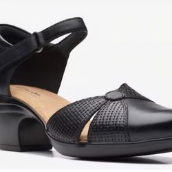 Clarks Emily Rae Pump size 6 1/2
New!!
