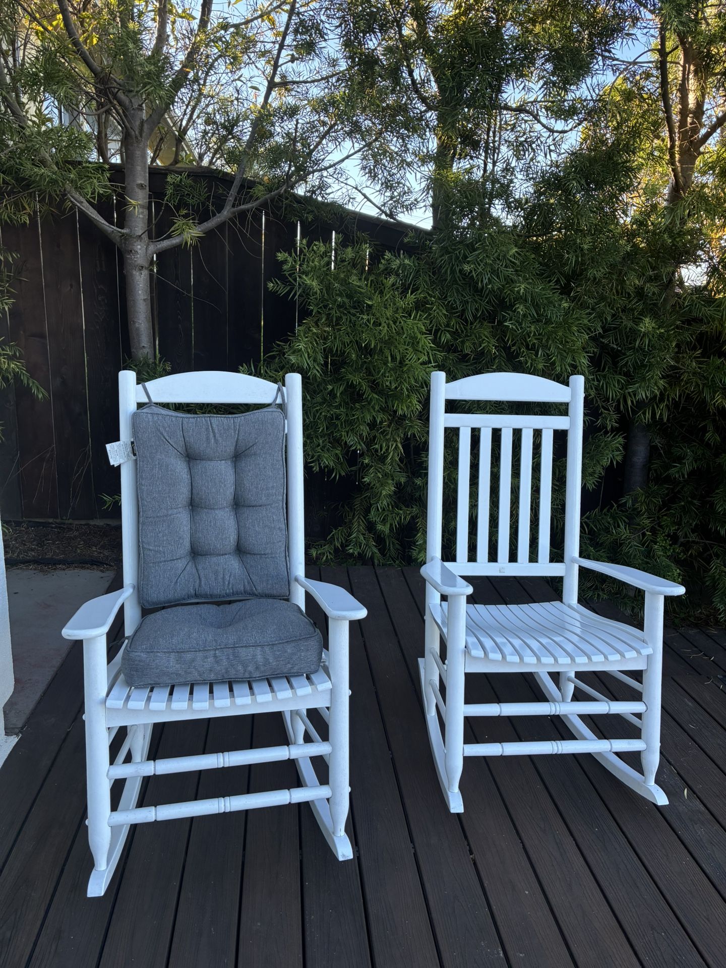 Set 2 Hampton Bay White Wood Rocking Chairs With Covers Pads