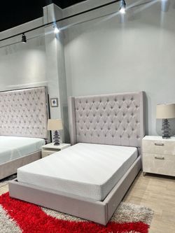 Queen bed frame / cama queen grey de tela