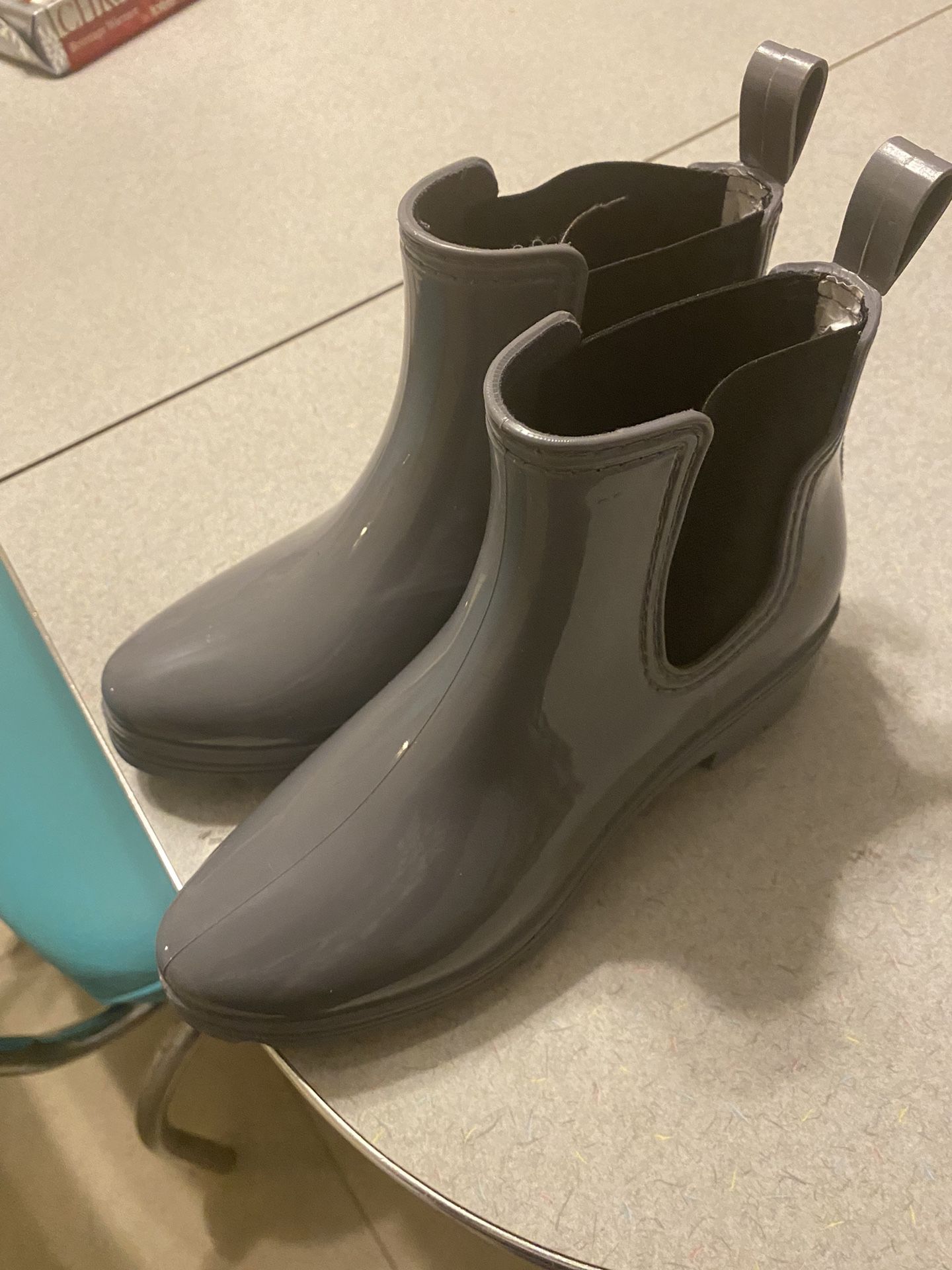 New Woman’s Capelli New York Shiny Rain Boots Size 6