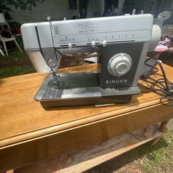 a working singer sewing machine 