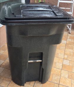 Toter 96 gal garbage can