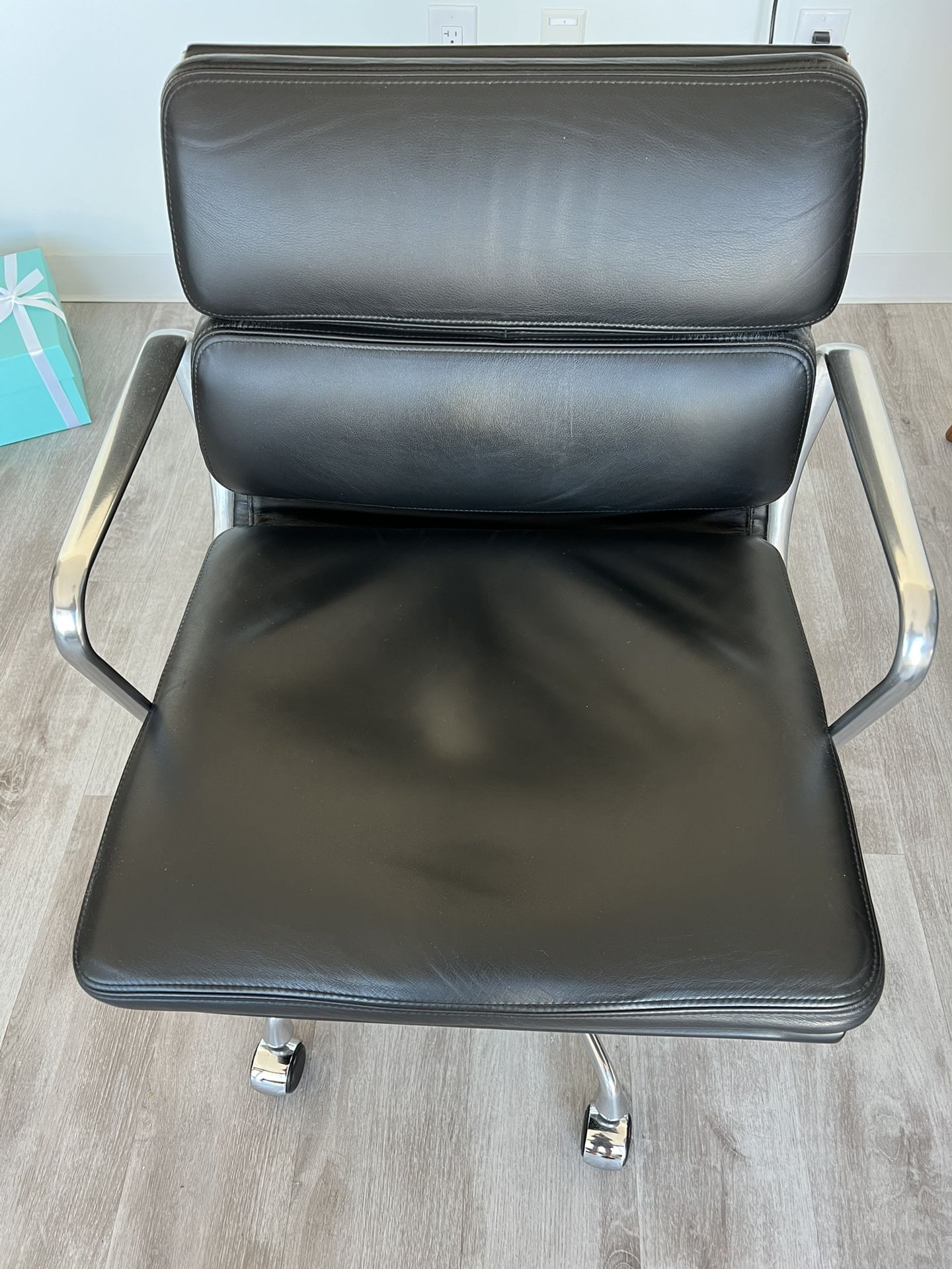 Authentic eames Soft Pad Management Chair