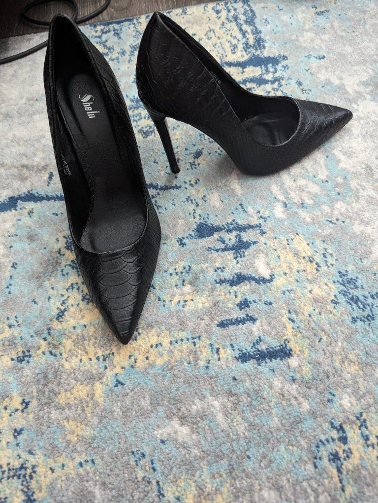 Black Pumps