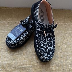 NEW Hey Dudes Wendy Field Of Flowers Black And White Flowered Slip On Shoes Women’s Sz 9 NWT