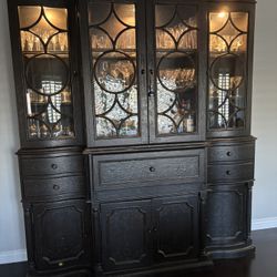 China Cabinet/ Armoire 