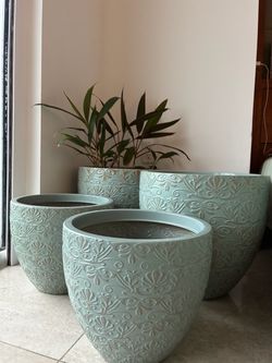 Set of 4 embossed plastic planters