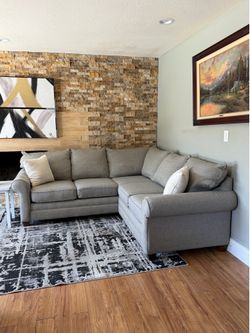 FREE DELIVERY🚚 Bassett Contemporary Sectional Sofa