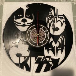 kiss clock 