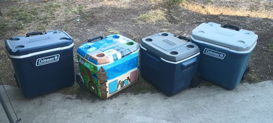 Ice chest cooler with wheels