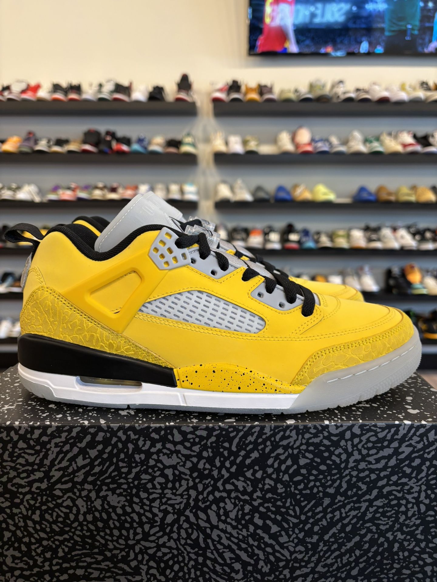 Jordan Spizike Low Lightning Size 8 Brand New