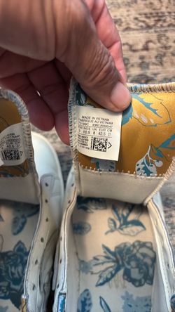 Selling my white all *star converse men’s size 9 shoes