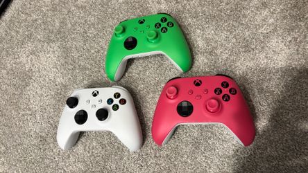 3 Xbox one controllers