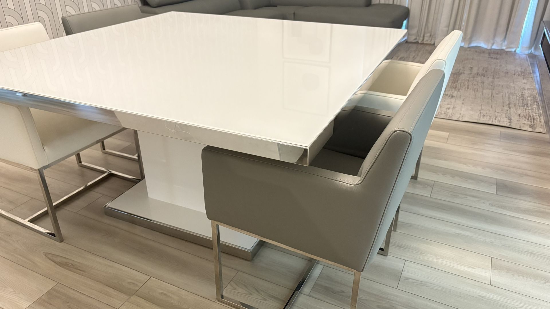 FOR SALE: TABLE + 4 CHAIRS – EXCELLENT CONDITION
