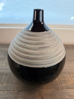 MID-CENTURY MODERN (MCM) TWO-TONED CERAMIC VASE