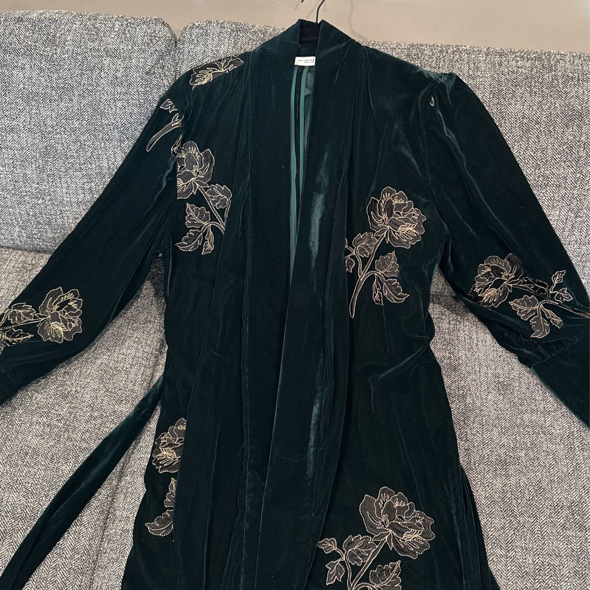 Elegant Emerald Green Velvet Robe Perfect For NYE Size M
