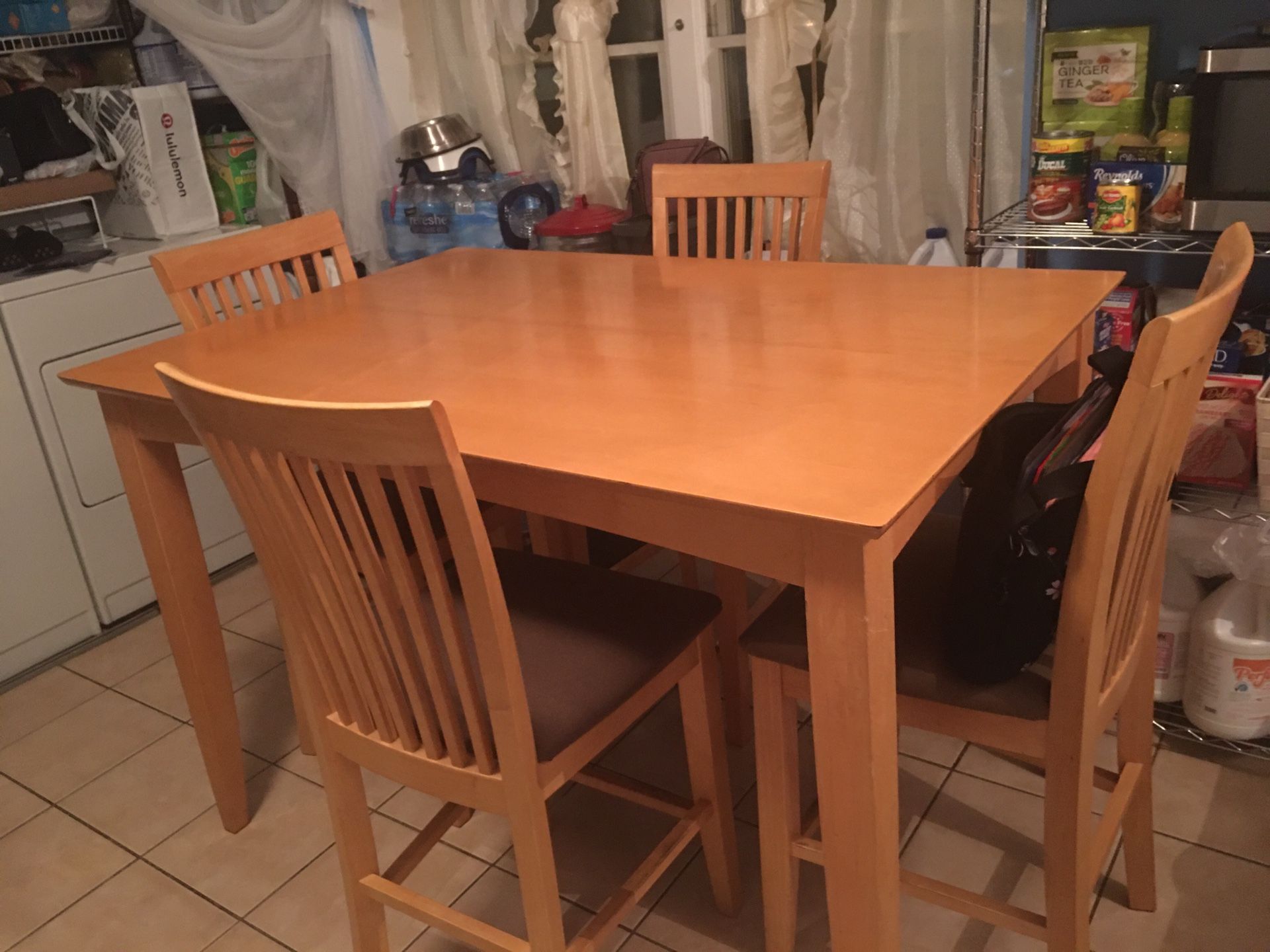 Counter high table set for sale. Pine oak in very good condition minimal scratches on it minimal ok