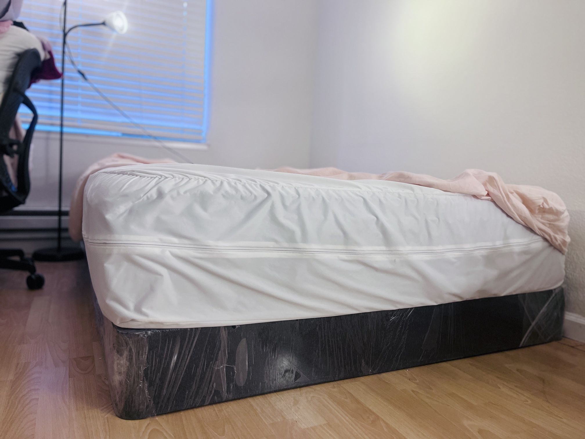 Moving Sell- Super Clean Casper foundation - Queen