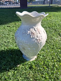 Lenox 10" Vase made Exclusively for 1-800 Flowers With Gold Trim, Embellished Floral Design...BEAUTIFUL VASE!....asking ONLY $30.00