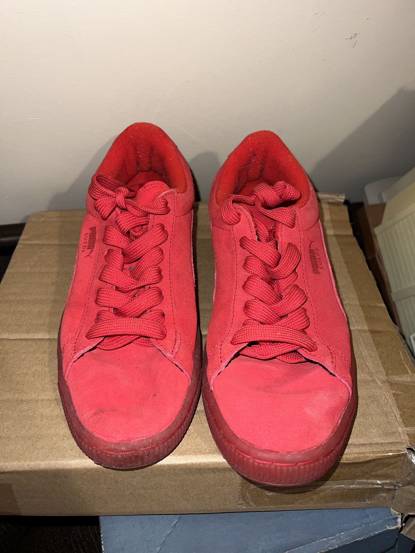 Red suade Pumas 9