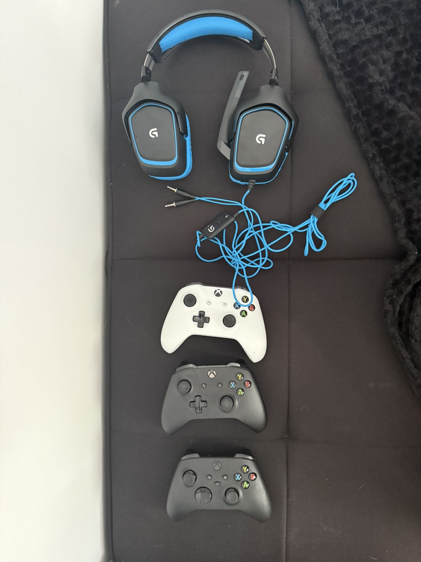 XBOX CONTROLLERS AND LOGICTECH GAMING HEADPHONES BUNDLE OR SEPARATELY