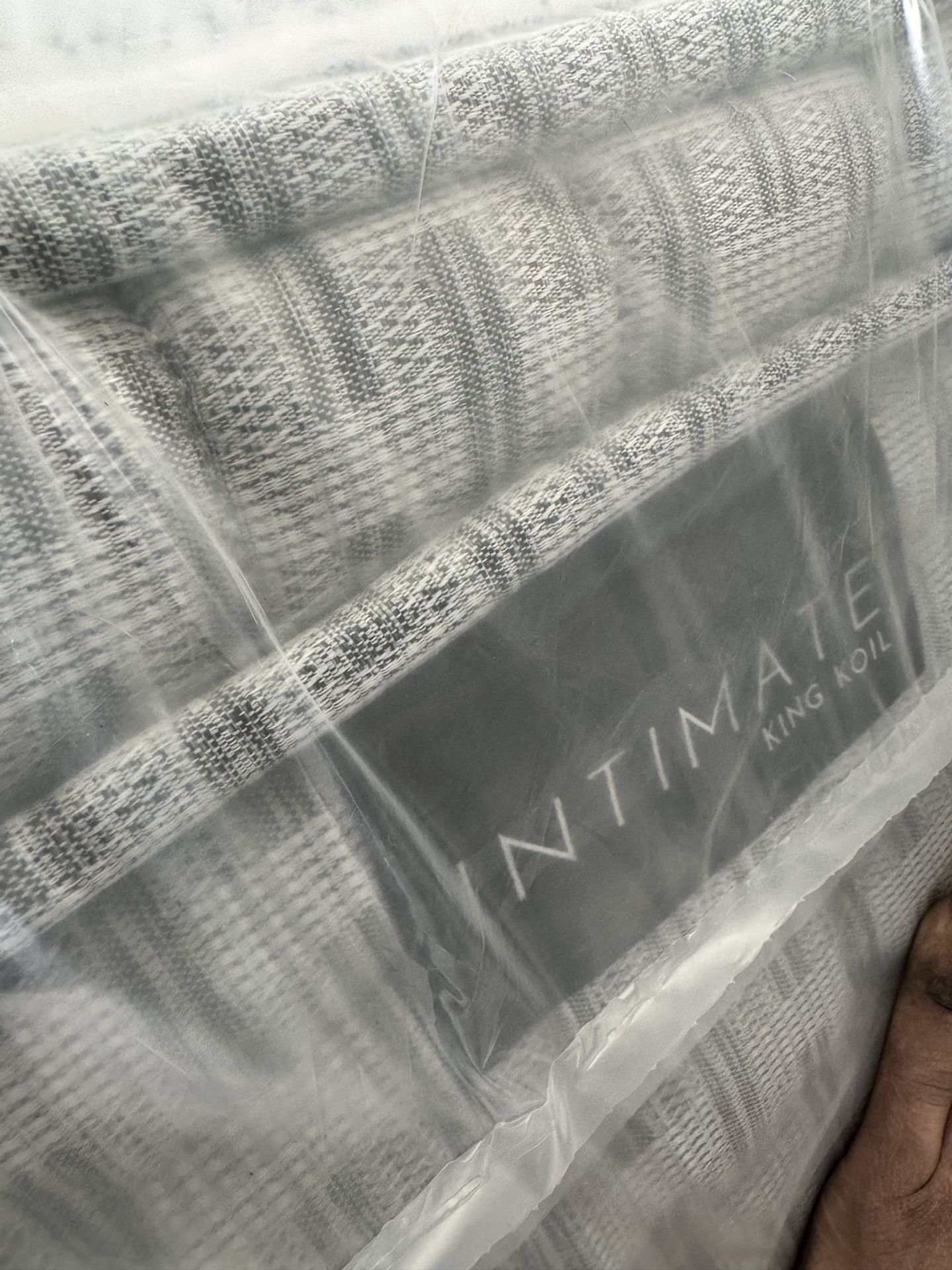 Queen Size Bed Mattress King Koil Intimate Medium Euro Top Pillow Stearns & Foster Aireloom Kluft Hotel Collection Serta Sealy Beautyrest Black Purple