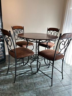 Counter height dining table and matching chairs!