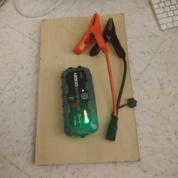 NOCO PLUS PORTABLE JUMP BOX/PORTABLE CHARGER/FLASHLIGHT . INCLUDES JUMPER CABLES 