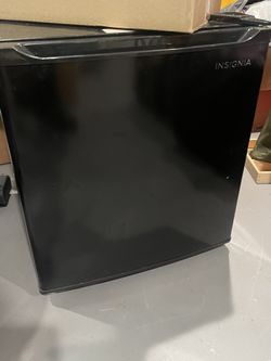 Insignia NS-CF17BK9 1.7 CU FT Reversible Door Mini Fridge - Black