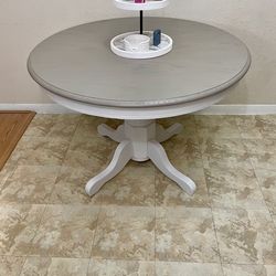 🌾 Solid Wood Amish-Style Dining Table – Refinished with Dixie Belle 🌾