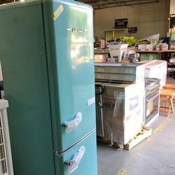 Unique Appliances Classic Retro 21.6 in. 8.7 cu. ft. Retro Bottom Freezer Refrigerator in Ocean Mist Turquoise, ENERGY STAR