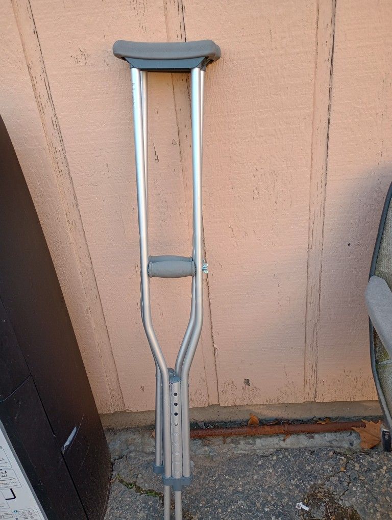 Used Only Once Pair Of Aluminum Crutches 