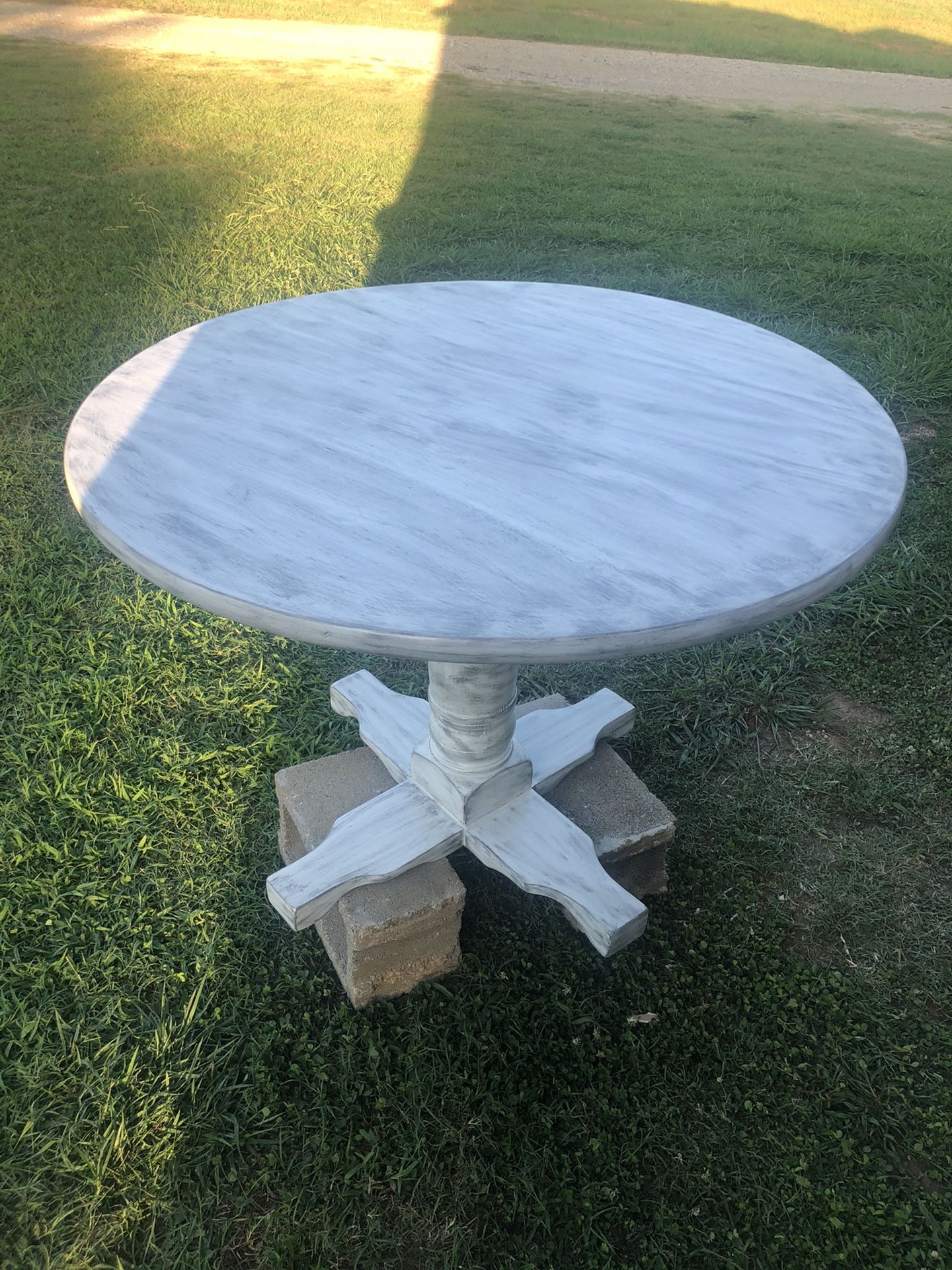 Round Kitchen table $80 OBO 