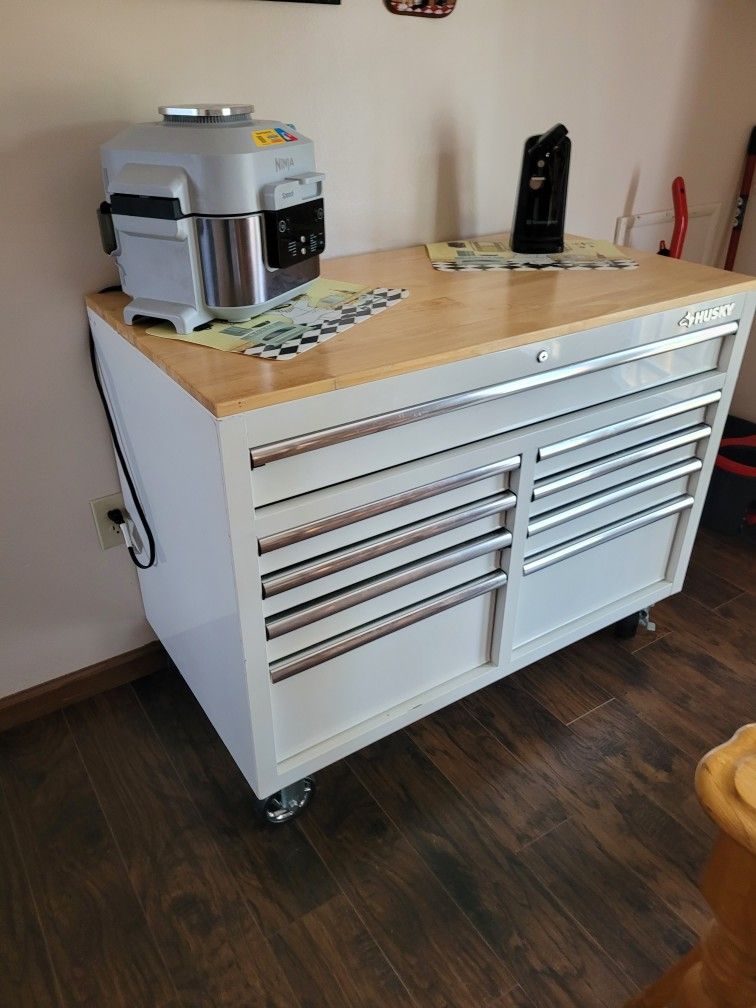 Husky Tool Box And Table That Goes Up And Down