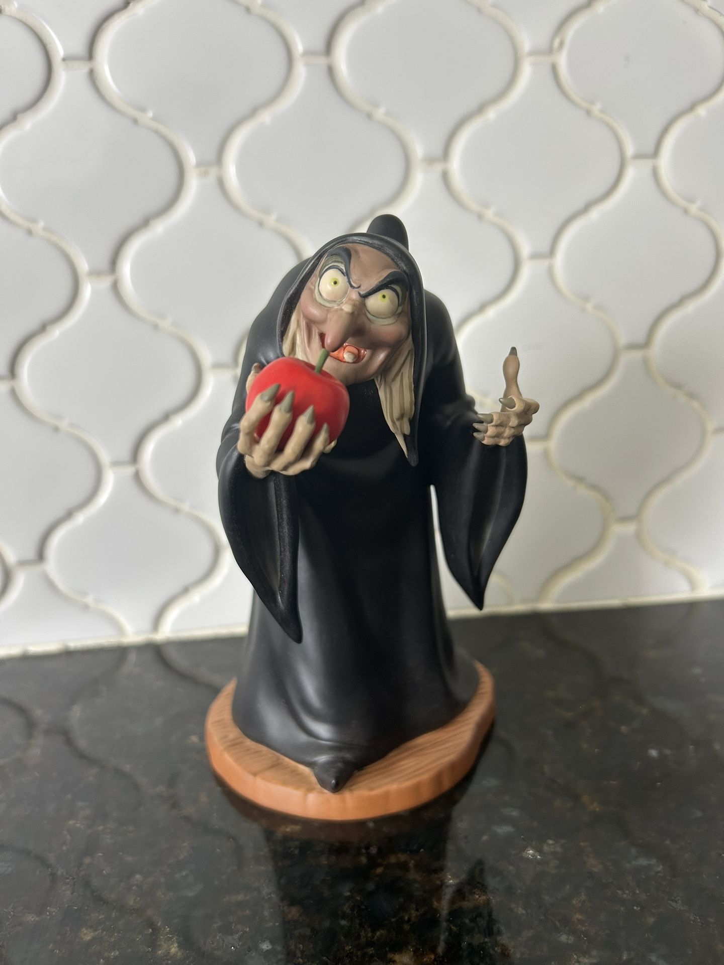 1995 WDCC Walt Disney Classics Collection Snow White Witch Take The Apple Dearie