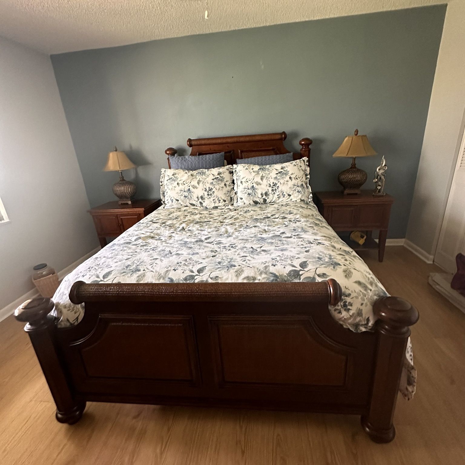 Queen Bed, Dresser And Two Nightstands And Mirror 