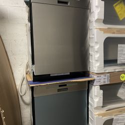 🔥 NEW Bosch - 300 Series 24” Front Control Smart Built-In Stainless Steel Tub Dishwasher SHE53B75UC