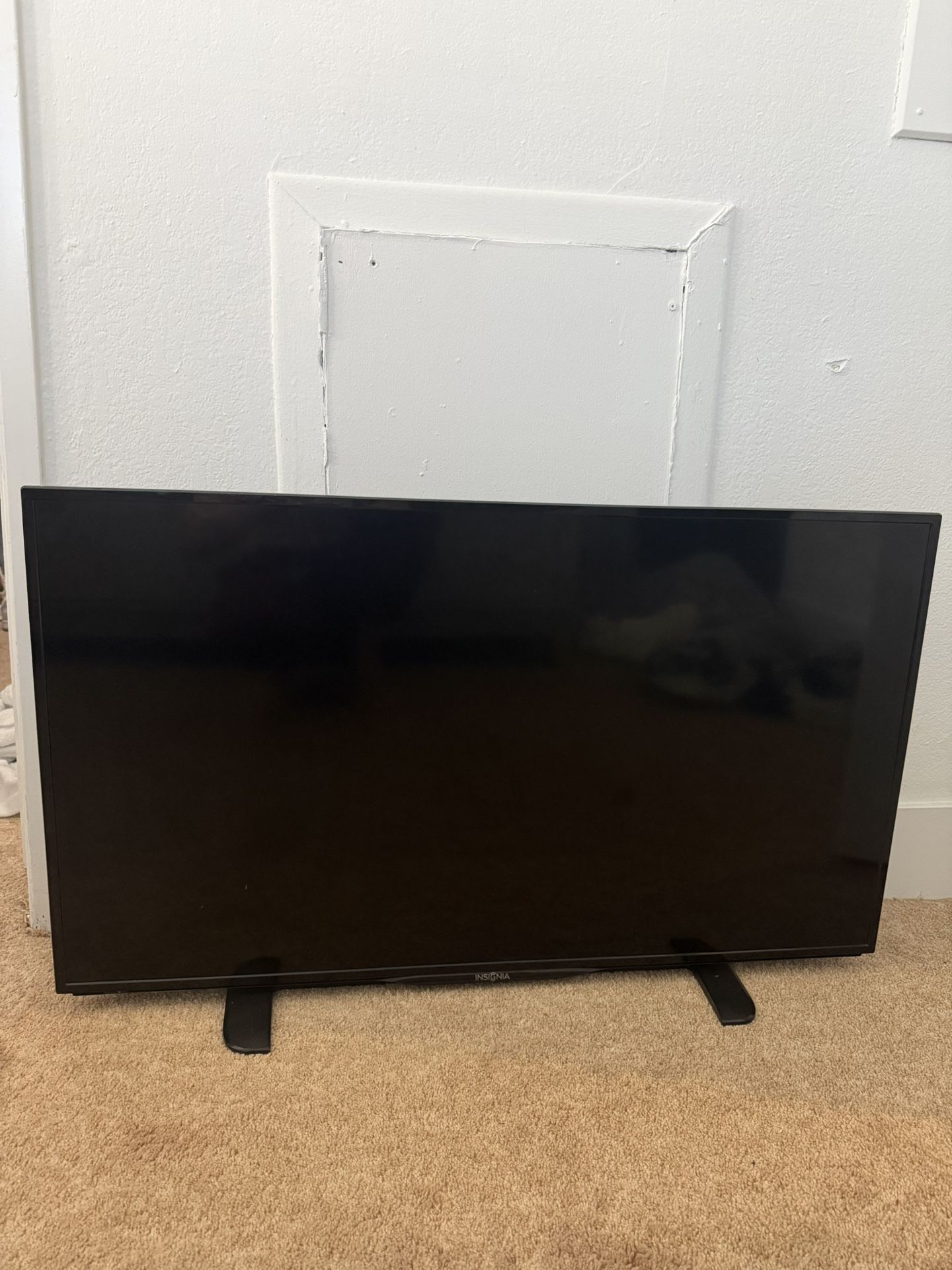 Insignia Tv 35.5”