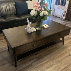 $100OBO Coffee Table Walnut Finish👍