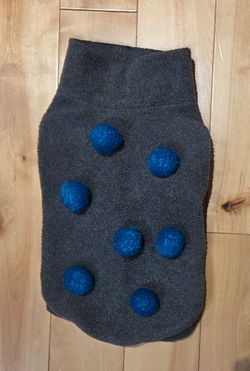 KUJIRO Gray & White Fleece with Blue Poms Dog Sweater (M)
