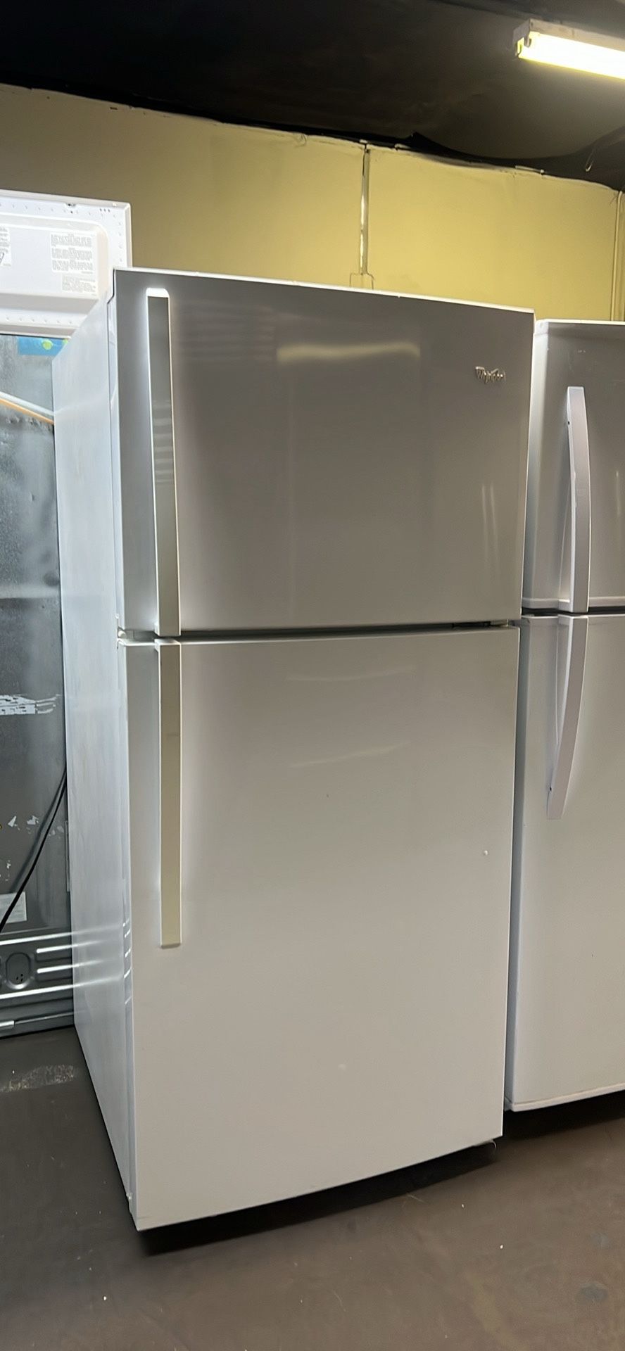 Whirlpool Gloss White Top Freezer Refrigerator Apartment Size