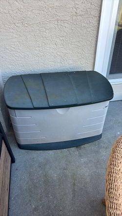 Rubbermaid outside storage container